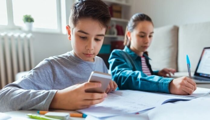 How to Students Studying from social media?