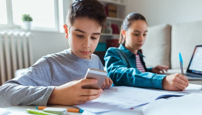 How to Students Studying from social media?
