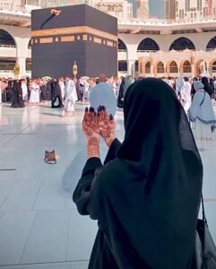 What should a woman pack for Umrah?