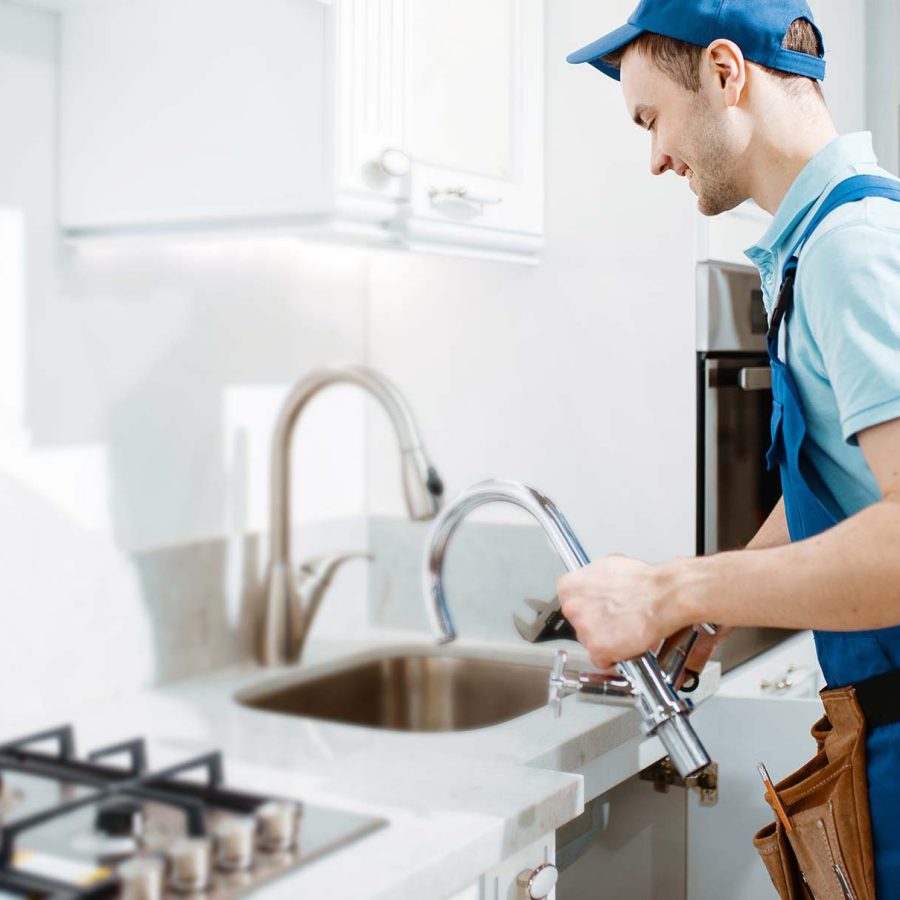 plumber in uniform changes faucet in the kitchen resize 1 q09jfjr52jlbtkfv8odsksj2vgzhob4q2vycu2pqg8