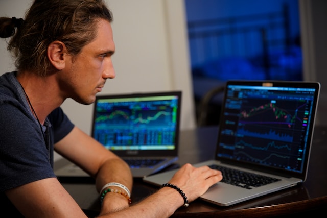 Things to consider while choosing a Demat account for stock trading