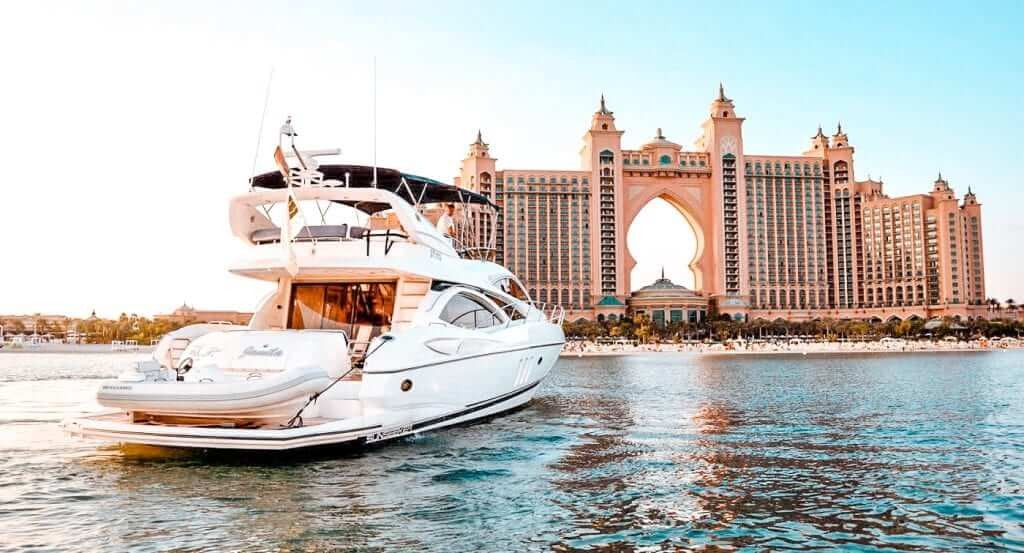 Comparing Dubai Boat Rеntal With Hotеl Rеsort Stay