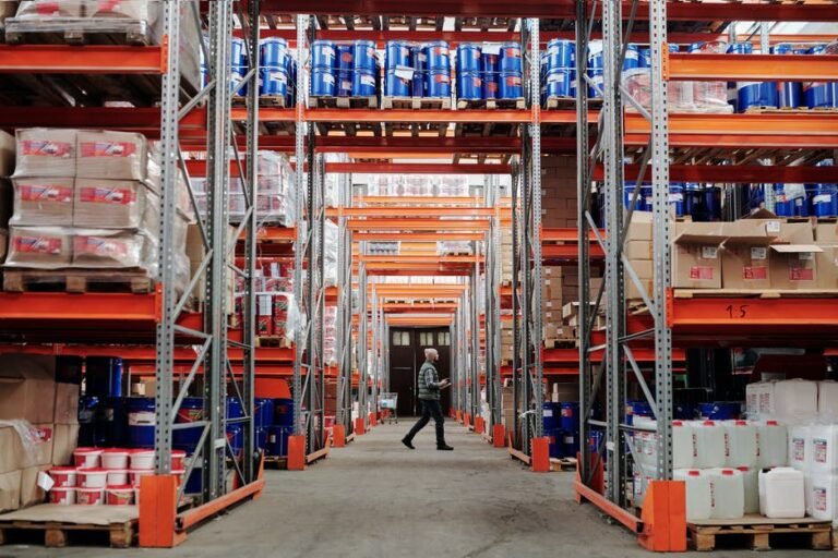 How Heavy Duty Pallet Racking Can Improve Warehouse Efficiency