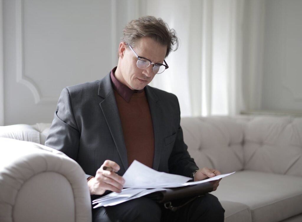 Legal Guardians of Business: Understanding Commercial Lawyers