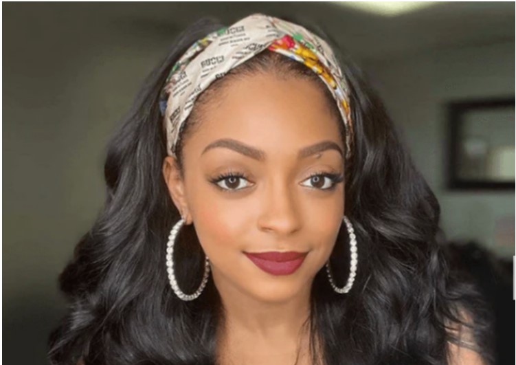  Easy-to-wear headband wig with a floral design 