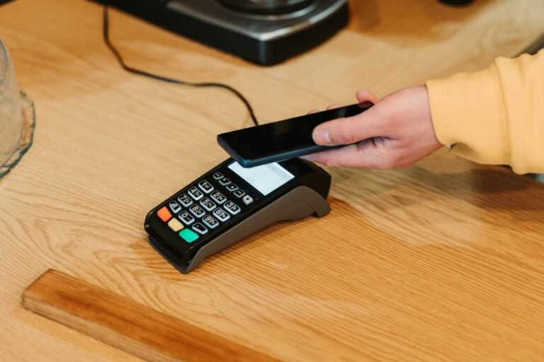 Digital Wallets and Contactless Payments A Guide to Safe Transactions in 2025