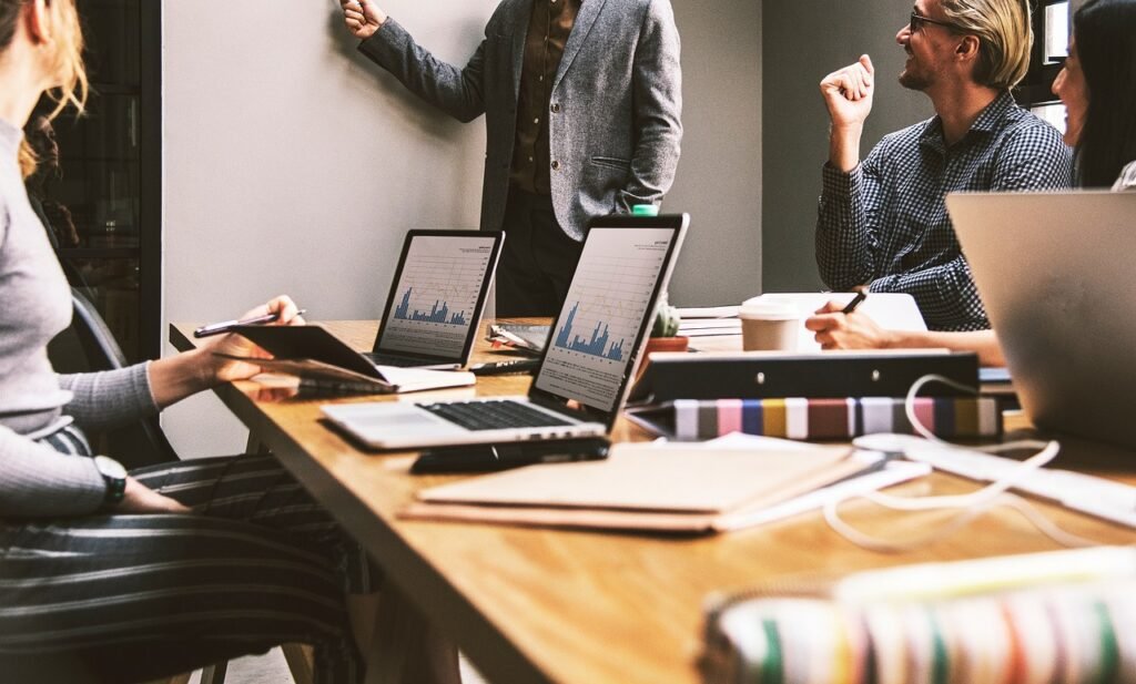 The ultimate checklist: 10 Must-have features when choosing software for employee monitoring in a hybrid world