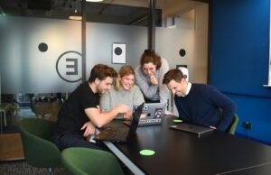 How to Run a 15-Minute Daily Stand-Up That Your Team Won’t Hate How to Run a 15-Minute Daily Stand-Up That Your Team Won’t Hate