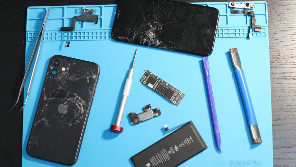 iPhone 17e Back Glass Replacement: Cost, Repair Options, and Safety Tips iPhone 17e Back Glass Replacement: Cost, Repair Options, and Safety Tips